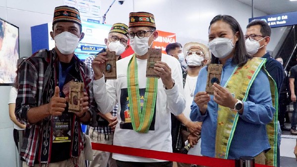 Sebelumnya, Menteri Pariwisata dan Ekonomi Kreatif (Menparekraf) Sandiaga Salahuddin Uno mengapresiasi upaya BOPLBF mempromosikan kampanye #RinduLabuanBajo melalui penampilan “Animal Pop Komodo,” tari kontemporer kreasi anak muda Pulau Komodo dan Pulau Rinca Labuan Bajo. Tarian unik ini yang terinspirasi dari kegiatan inkubasi program Aksilarasi 2020 subsektor seni pertunjukan, Deputi Bidang Ekonomi Digital dan Produk Kreatif Kemenparekraf. Penampilan ini sekaligus menjadi agenda uji publik atas keberhasilan kegiatan tersebut. Sebelumnya, Menteri Pariwisata dan Ekonomi Kreatif (Menparekraf) Sandiaga Salahuddin Uno mengapresiasi upaya BOPLBF mempromosikan kampanye #RinduLabuanBajo melalui penampilan “Animal Pop Komodo,” tari kontemporer kreasi anak muda Pulau Komodo dan Pulau Rinca Labuan Bajo. Tarian unik ini yang terinspirasi dari kegiatan inkubasi program Aksilarasi 2020 subsektor seni pertunjukan, Deputi Bidang Ekonomi Digital dan Produk Kreatif Kemenparekraf. Penampilan ini sekaligus menjadi agenda uji publik atas keberhasilan kegiatan tersebut.