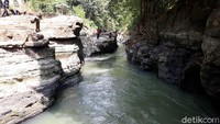 Penamaan Batu Kapal itu muncul karena ada dua batu berukuran besar yang bentuknya menyerupai kapal, khususnya bada bagian haluan. Terlebih pada batu tersebut terdapat guratan garis-garis yang membuat batu itu bertambah unik.