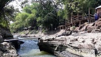 Koordinator Taman Wisata Batu Kapal Samsi Dwi Asaparudin (55) menjelaskan, sebelum menjadi taman wisata, lahan tersebut berisi tanaman bambu yang sangat rimbun dan banyak orang mengambil pasir di Sungai Opak.