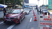 Meskipun menerapkan lockdown total, mengutip dari Reuters, beberapa sektor diperbolehkan tetap berjalan. Sektor produksi alat pelindung diri, listrik, elektronik, minyak dan gas, serta produk kimia diperbolehkan tetap beroperasi hanya dengan 60 persen tenaga kerja. Selain sektor-sektor tersebut, dalam jumpa persnya, Menteri Pertahanan Malaysia Ismail Yaakob juga menyatakan bahwa sektor makanan dan minuman, penerbangan, pengemasan dan percetakan, perawatan medis, serta perawatan pribadi dan perlengkapan kebersihan tetap diperbolehkan beroperasi. AP Photo/Vincent Thian.