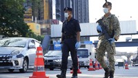Selama lockdown total, hanya sejumlah kegiatan yang diperbolehkan berlangsung. Hampir seluruh kegiatan di ruang publik yang melibatkan kerumunan tak diperkenankan.
