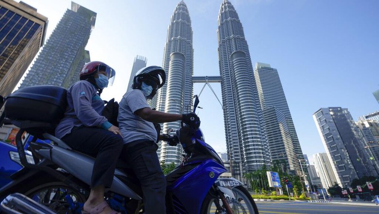 Begini Suasana Hari Pertama Lockdown Total di Malaysia Malaysia mulai melakukan lockdown total per tanggal 1 Juni 2021. Lockdown dilakukan usai kasus COVID-19 di negara tersebut terus mencetak rekor.