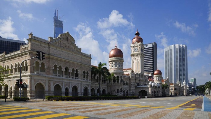Malaysia mulai melakukan lockdown total per tanggal 1 Juni 2021. Lockdown dilakukan usai kasus COVID-19 di negara tersebut terus mencetak rekor.