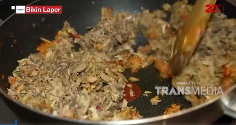 Bikin Laper! Ibnu Jamil Makan Tongkol Suwir Kemangi di Warteg Kekinian
