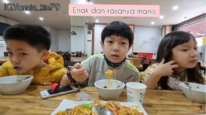 Bocah Korea Cicip Mie dan Tempe Goreng Bocah Korea Cicip Mie dan Tempe Goreng