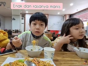 Pertama Kali Cicip Mie dan Tempe Goreng, Bocah Korea Ini Sampai Nambah!