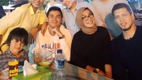 Momen kuliner Bryan semakin seru saat bersama keluarganya. Hal yang terpenting dalam hidupku, tulis Bryan dalam caption. Foto: Instagram @bryanmckenziee