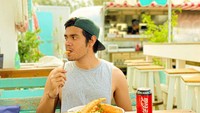 Berpose candid, begini gaya Bryan kala menikmati fish and chips di sebuah food truck. Semakin lengkap dengan minuman segar di sampingnya. Foto: Instagram @bryanmckenziee