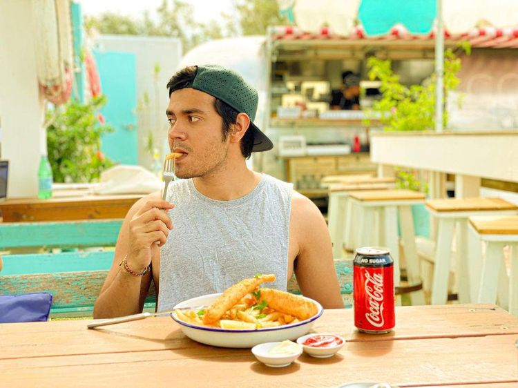 Gaya Keren Bryan McKenzie saat Makan Fish and Chips hingga Pizza