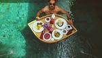Gaya Keren Bryan McKenzie saat Makan Fish and Chips hingga Pizza