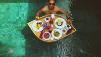 Momen kuliner Bryan sendiri dapat dilihat di foto ini. Bryan tengah menikmati floating breakfast di kolam renang. Foto: Instagram @bryanmckenziee