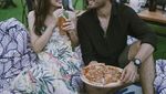 Gaya Keren Bryan McKenzie saat Makan Fish and Chips hingga Pizza