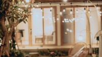 Momen makan malam dengan nuansa romantis juga terlihat pada foto ini. Namun, kali ini Bryan melakukannya bersama teman-temannya. Foto: Instagram @bryanmckenziee