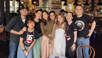 Keduanya dikenal sebagai pasangan yang serasi dan kompak di segala momen. Seperti yang terlihat pada momen kuliner ini, Bryan dan Faradilla nongkrong di kafe bareng teman-temannya. Foto: Instagram @bryanmckenziee