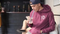 Tak kalah keren, ini juga pose candid ala Bryan saat menyedot minuman. Posenya sukses bikin netizen terpesona.  Foto: Instagram @bryanmckenziee