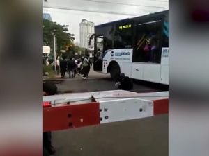 Ini Penjelasan Dirut Soal TransJ Berhenti di Perlintasan Kereta