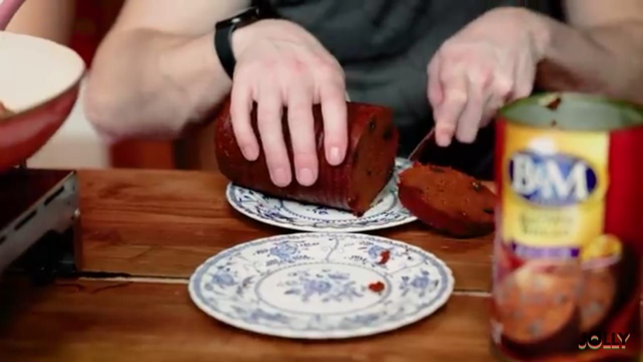 Nekat! Dua YouTuber Ini Cicip Daging Ular Kalengan