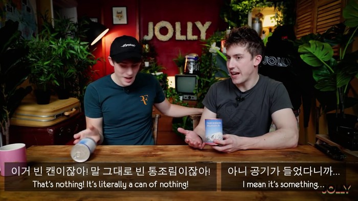 Coba makanan kaleng aneh Nekat! Dua YouTuber Ini Cicip Daging Ular Kalengan