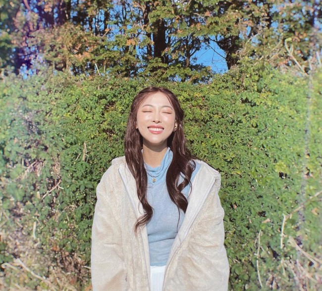 Aku memutuskan untuk tidak khawatir dengan apa yang belum terjadi dan menjalani hari dengan bahagia hari demi hari, tetap bugar besok, dan tetap bahagia keesokan harinya, ungkap Dawn Lee di videonya.  Foto: dok. Instagram/@dawniscoming