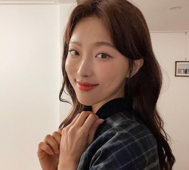 Dawn Lee yang memiliki nama asli  Lee Jung-yoo itu mengabarkan bahwa dia sakit kanker kelenjar getah bening pada Februari 2019. Tidak patah semangat, Dawn Lee berusaha positif dengan penyakitnya itu dan memiliki harapan tinggi untuk kesembuhannya.  Foto: dok. Instagram/@dawniscoming