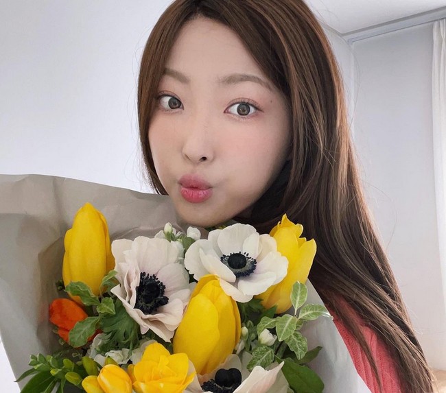 Sejak didiagnosa memiliki kanker kelenjar getah bening, Dawn Lee tidak hanya membuat konten tentang kecantikan, namun juga perjalanan penyakitnya.  Foto: dok. Instagram/@dawniscoming