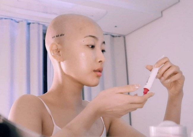 Di 2019, Dawn Lee bahkan mendokumentasikan video detik-detik momen rambutnya digunduli karena sudah mengalami kerontokan parah akibat kemoterapi.  Foto: dok. Instagram/@dawniscoming