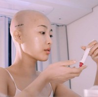 Di 2019, Dawn Lee bahkan mendokumentasikan video detik-detik momen rambutnya digunduli karena sudah mengalami kerontokan parah akibat kemoterapi.  Foto: dok. Instagram/@dawniscoming