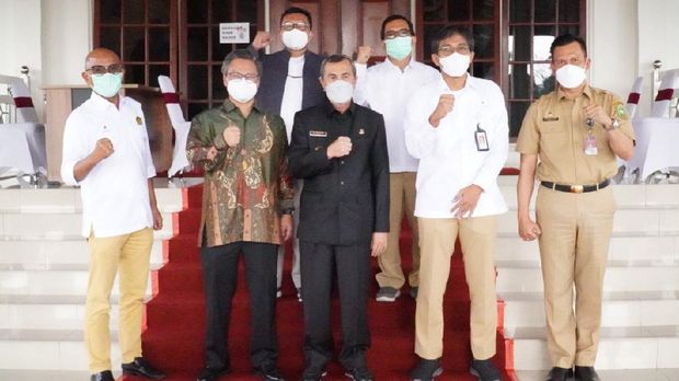 Direktur utama PHR bertemu dengan Gubernur Riau Syamsuar. Doc Pertamina Hulu Rokan (PHR).