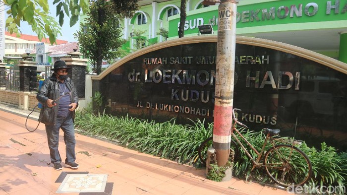 Eks Ketua DPRD Kudus ini semprot-semprot air rukiah di RS hingga pasar supaya Corona hempas