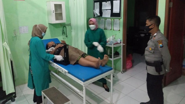 emak-emak digigit hingga jempol putus