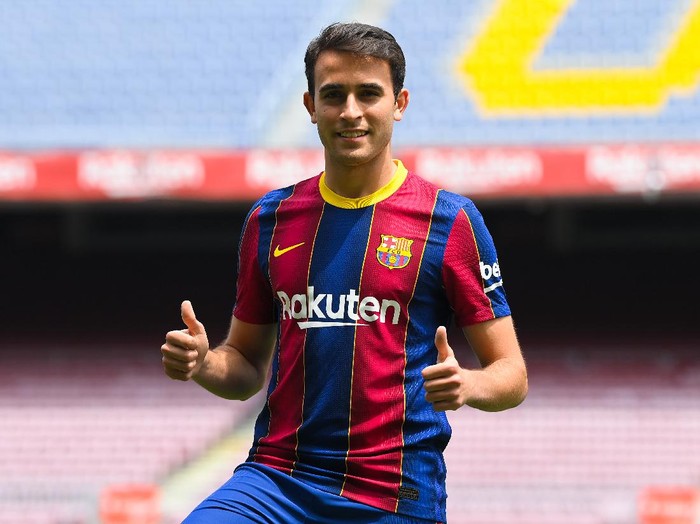 BARCELONA, SPAIN - JUNE 01: Eric Garcia reacts whilst posing for a photograph as he is presented as a FC Barcelona player at Camp Nou stadium on June 01, 2021 in Barcelona, Spain. (Photo by David Ramos/Getty Images)