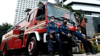 Begini Suasana Jelang Pelantikan Pegawai KPK Jadi ASN Pegawai KPK yang lolos tes wawasan kebangsaan (TWK) akan dilantik menjadi ASN hari ini. TNI-Polri hingga kendaraan taktis disiagakan di depan gedung KPK, Jakarta.