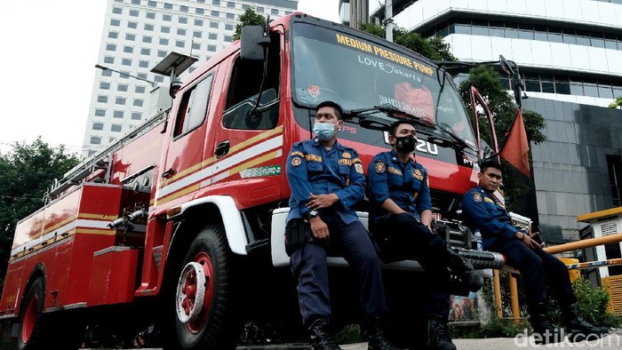 Pegawai KPK yang lolos tes wawasan kebangsaan (TWK) akan dilantik menjadi ASN hari ini. TNI-Polri hingga kendaraan taktis disiagakan di depan gedung KPK, Jakarta.