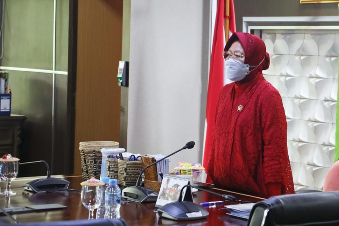 Menteri Sosial (Mensos) Tri Rismaharini mengikuti Upacara Peringatan Hari Lahir Pancasila secara virtual yang dipimpin oleh Presiden Koko Widodo (Jokowi) di Gedung Pancasila, Kompleks Kementerian Luar Negeri, Jakarta Pusat, (1/6/2021).