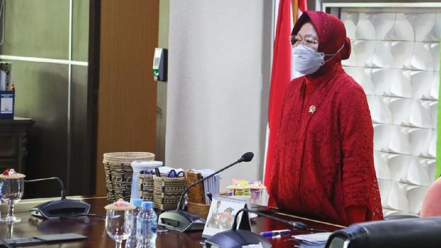 Menteri Sosial (Mensos) Tri Rismaharini mengikuti Upacara Peringatan Hari Lahir Pancasila secara virtual yang dipimpin oleh Presiden Koko Widodo (Jokowi) di Gedung Pancasila, Kompleks Kementerian Luar Negeri, Jakarta Pusat, (1/6/2021).