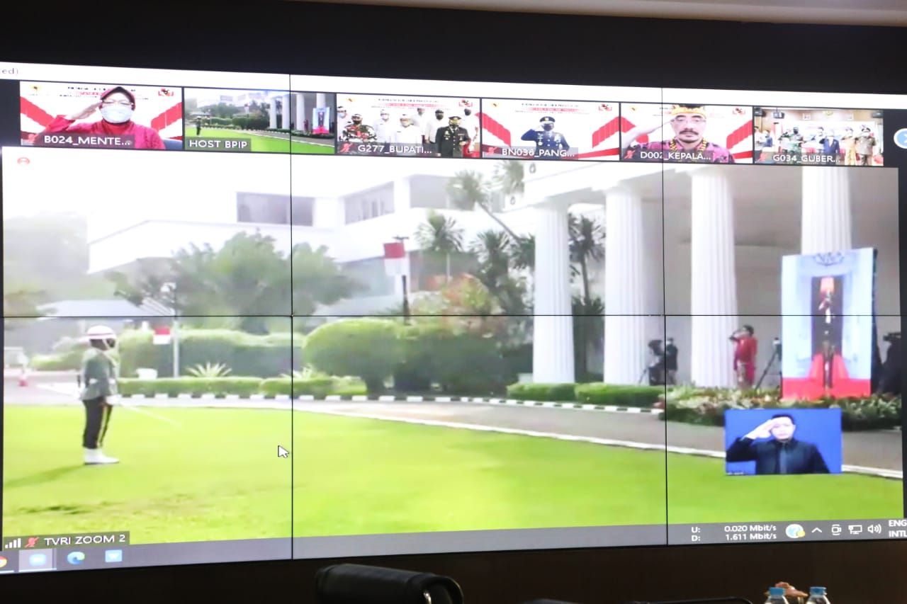 Menteri Sosial (Mensos) Tri Rismaharini mengikuti Upacara Peringatan Hari Lahir Pancasila secara virtual yang dipimpin oleh Presiden Koko Widodo (Jokowi) di Gedung Pancasila, Kompleks Kementerian Luar Negeri, Jakarta Pusat, (1/6/2021).