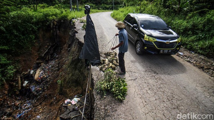 Hati-hati! Jalan Lintas Kertas Kraf Aceh Longsor Longsor melanda sebagian jalan di lintas Kertas Kraf Aceh (KKA) ke Bener Meriah di kawasan KM 35 Jabal Antara, Aceh. Pengendaran diharapkan hati-hati saat melintas di jalan tersebut.