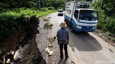 Hati-hati! Jalan Lintas Kertas Kraf Aceh Longsor
