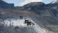 Pemandangan tambang emas Kumtor, di provinsi Issyk Kul, timur Kirgistan, di perbatasan dengan China.