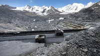 Situs penambangan emas open-pit ini dimulai pada 1997 dan dimiliki oleh perusahaan pertambangan Kanada Centerra Gold Inc. Tambang ini terletak di lingkungan yang megah dengan keindahan yang luar biasa.