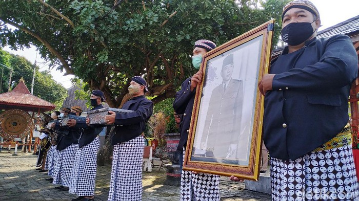 Upacara Hari Lahir Pancasila yang digelar di Istana Gebang Blitar layaknya art performance. Upacara resmi negara ini berbalut budaya Jawa nan indah sehingga menjadi pemandangan menyegarkan.