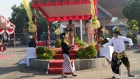 Yang menarik, penjor sebagai simbol hajatan besar dipasang di bagian depan kanan kiri panggung pemimpin upacara.
