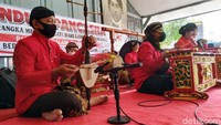 Bunyi gamelan terus mengalun selama persiapan upacara dilaksanakan.