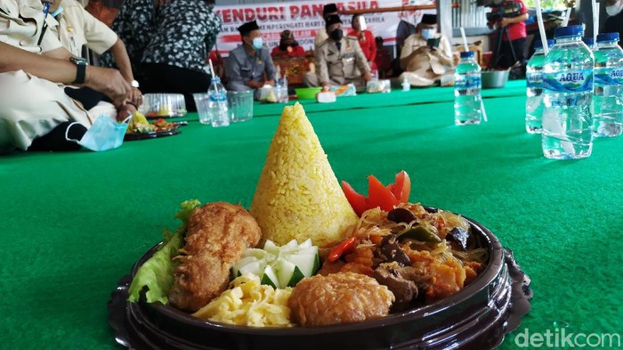 Istana Gebang Peringati Hari Lahir Pancasila dalam Balutan Budaya Jawa Upacara Hari Lahir Pancasila yang digelar di Istana Gebang Blitar layaknya art performance. Upacara resmi negara ini berbalut budaya Jawa nan indah sehingga menjadi pemandangan menyegarkan.