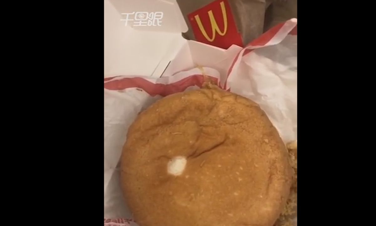 Jijik! Asyik Makan Burger, Wanita Ini Baru Sadar Burgernya Penuh Belatung