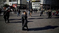 Sekelompok besar penari menentang pemerintah setempat dengan mengadakan acara terbuka yang mengubah alun-alun obelisk Buenos Aires menjadi sebuah ballroom.  