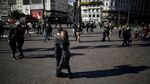 Kala Warga Argentina Ubah Alun-alun Jadi Tempat Menari Tango