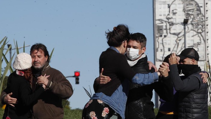 Kala Warga Argentina Ubah Alun-alun Jadi Tempat Menari Tango A couple dances a tango during a demonstration demanding they be allowed to practice in open spaces amidst ongoing restrictions due to surging new coronavirus caseloads, in Buenos Aires, Argentina, Saturday, May 29, 2021. Since the pandemic hit the country, tango, an essential part of Argentine culture, has been suspended to try to stop the wave of COVID-19 infections. (AP Photo/Natacha Pisarenko)