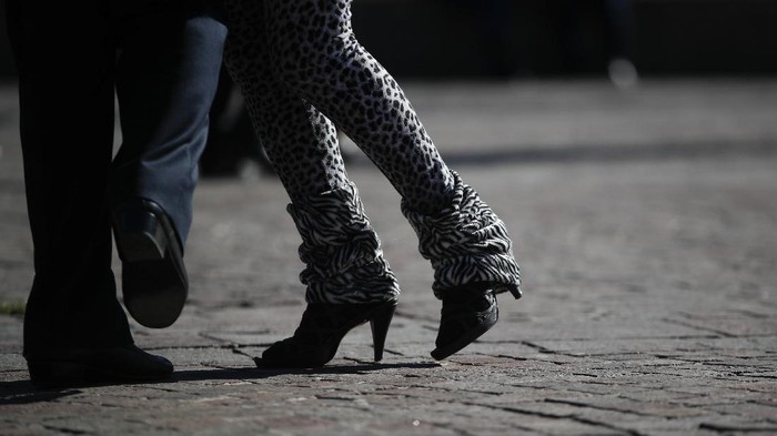 Kala Warga Argentina Ubah Alun-alun Jadi Tempat Menari Tango A couple dances a tango during a demonstration demanding they be allowed to practice in open spaces amidst ongoing restrictions due to surging new coronavirus caseloads, in Buenos Aires, Argentina, Saturday, May 29, 2021. Since the pandemic hit the country, tango, an essential part of Argentine culture, has been suspended to try to stop the wave of COVID-19 infections. (AP Photo/Natacha Pisarenko)