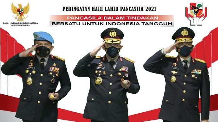 Kapolri Jenderal Listyo Sigit Prabowo (tengah)